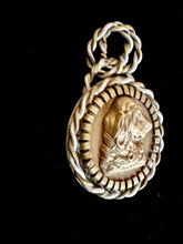 Load image into Gallery viewer, Vintage Brass Dog Pendnat